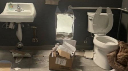 Tuvaletin duvarını delip 500 bin dolarlık mal çaldılar