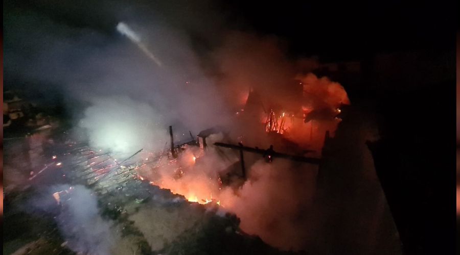 Uşak'ta 3 ev ve 1 iş yeri kül oldu