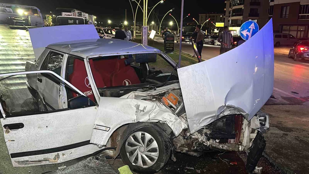 Uşak'ta iki otomobil çarpıştı: 2'si çocuk 6 yaralı