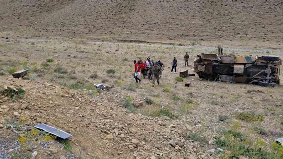 Van'da askeri araç ile otomobil çarpıştı: 1 ölü, 13 asker yaralı