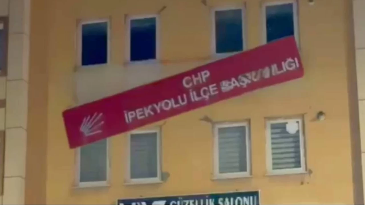 Van'da İmralı kararı sonrası CHP ilçe binasına saldırı