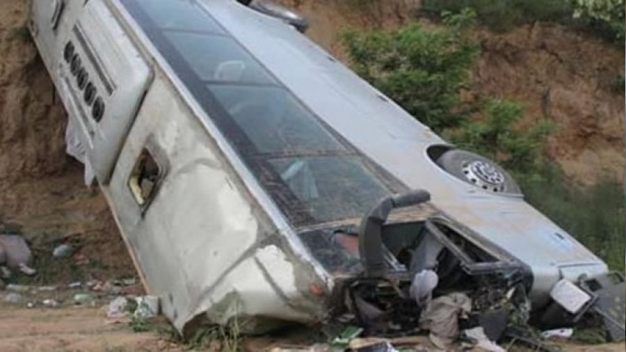 Yolcu otobüsünün uçuruma yuvarlanması sonucu 18 kişi öldü