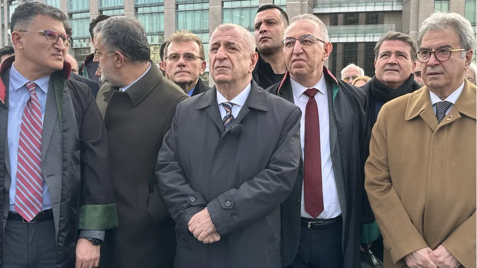 Zafer Partisi Genel Başkanı Özdağ, "Cumhurbaşkanı'na hakaret" suçundan yargılandığı davada beraat etti
