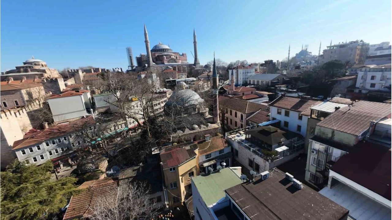 Zeynep Sultan Camii 11 yldr ibadete kapal 