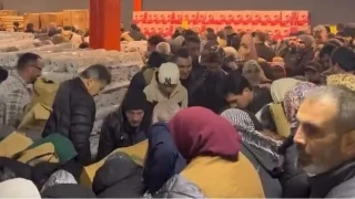 100 TL'lik indirim izdihamı: Birbirlerini ezdiler