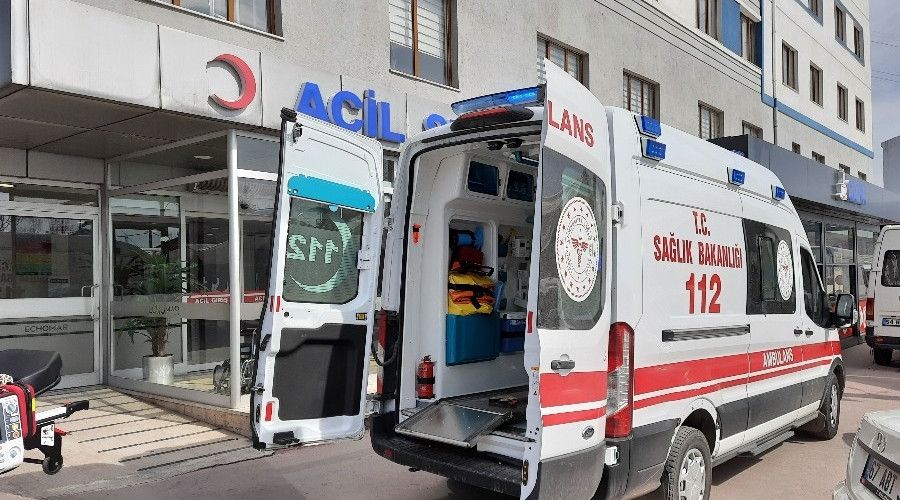 18 yaşındaki genç kendini bıçakladı