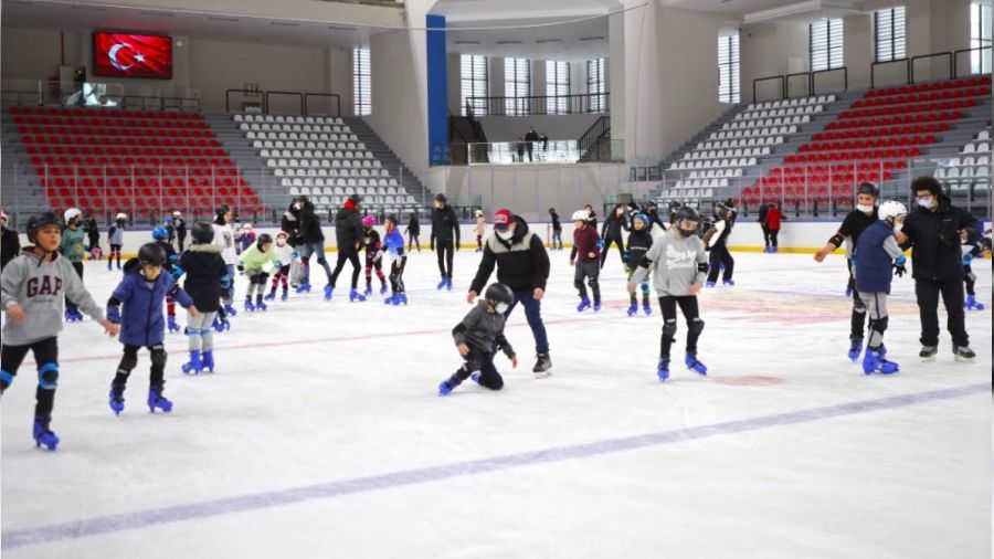 23 Nisan eğlencesi Zeytinburnu Buz Pisti'nde