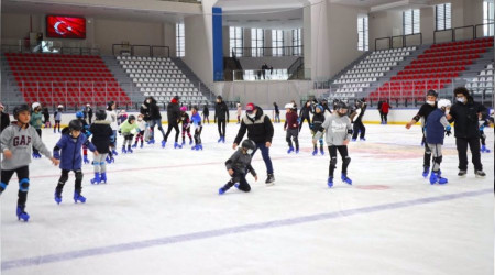 23 Nisan eğlencesi Zeytinburnu Buz Pisti'nde