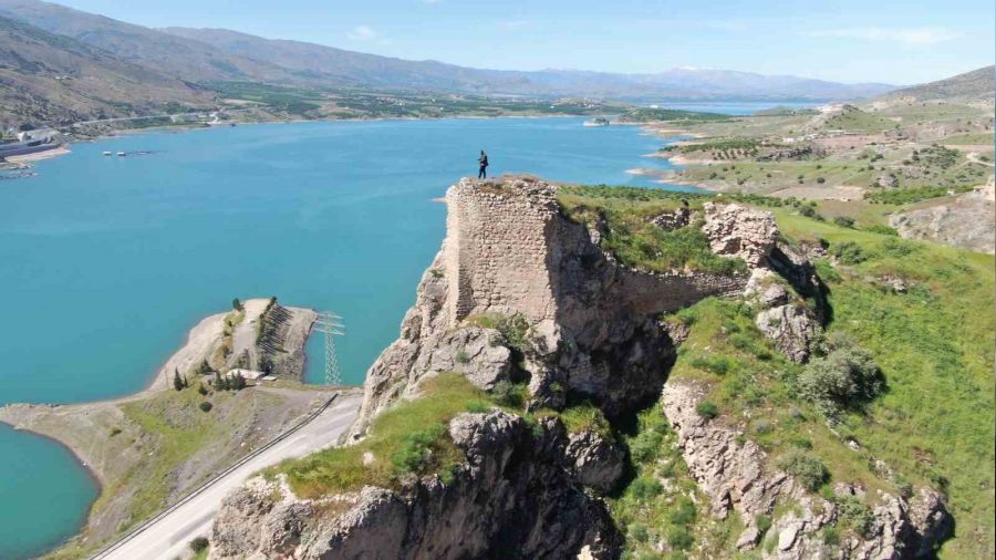 3 bin yıllık kale zamana direniyor