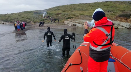 Adada mahsur kalan 28 düzensiz göçmen Sahil Güvenlik tarafından kurtarıldı