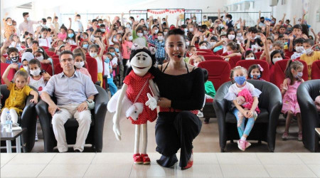 Ağrı'da ilk defa kukla gösterisi izleyen çocuklar doyasıya eğlendi