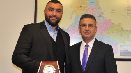 Akademisyen boksör üniversitesinin gurunu oldu