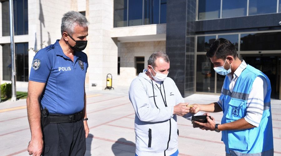 Altın dolu cüzdan buldu, sahibine kendi imkanlarıyla ulaştırdı