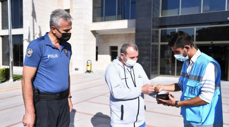 Altın dolu cüzdan buldu, sahibine kendi imkanlarıyla ulaştırdı