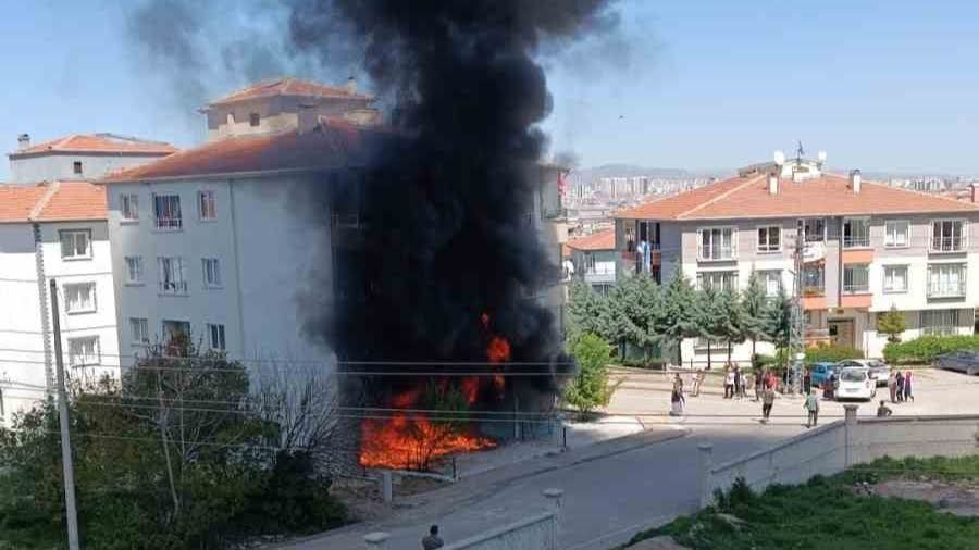 Ankara'da 4 katlı bina ağır hasar aldı