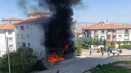 Ankara'da 4 katlı bina ağır hasar aldı