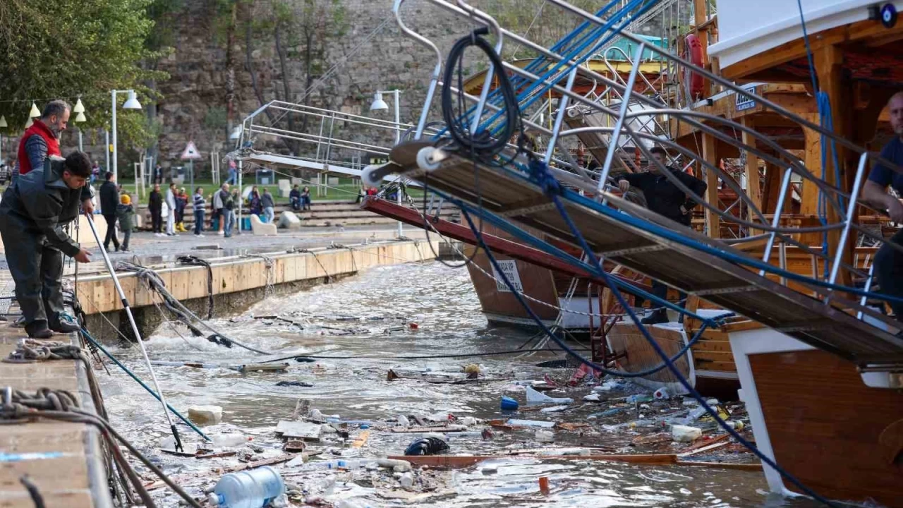 Antalya'da fırtına ve yağış hayatı olumsuz etkiledi