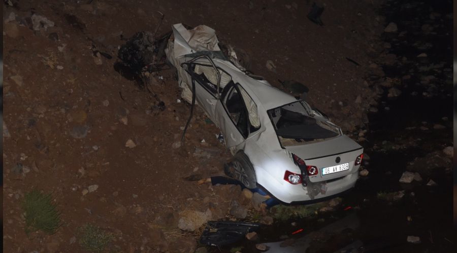 Araç köprüden aşağı düştü: 2 ölü
