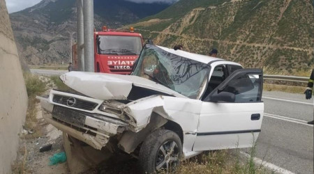 Artvin'de kontrolden çıkan araç direğe çarptı: 6 yaralı