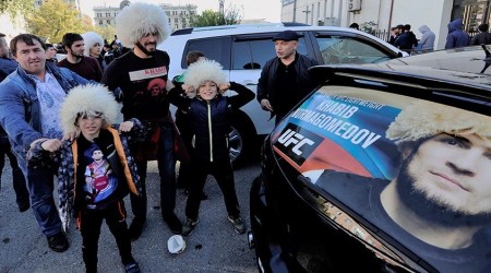 Ayıyla güreşerek antrenman yaptı