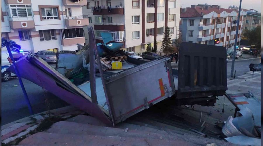 Başkent'te kamyon 10 aracı altına aldı