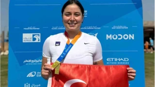 Bengisu Avcı 5 bin metre yüzme kategorisinde dünya şampiyonu oldu