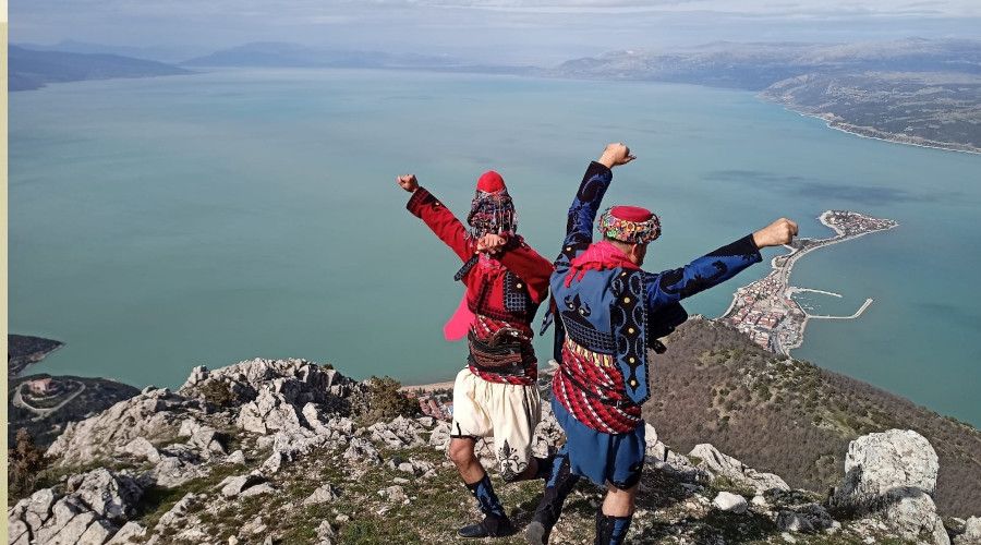 Bin 750 rakımlı zirvede zeybek oynadılar