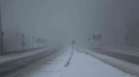Bolu Dağı'nda kar yağışı ve sis etkili oluyor