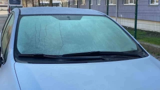Bolu'da soğuktan araçların camları buz tuttu