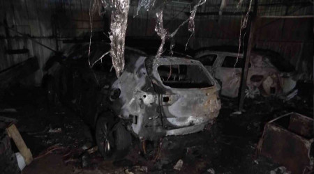 Bursa'da araç bayisinde korkutan yangın: Sıfır araçlar kül oldu