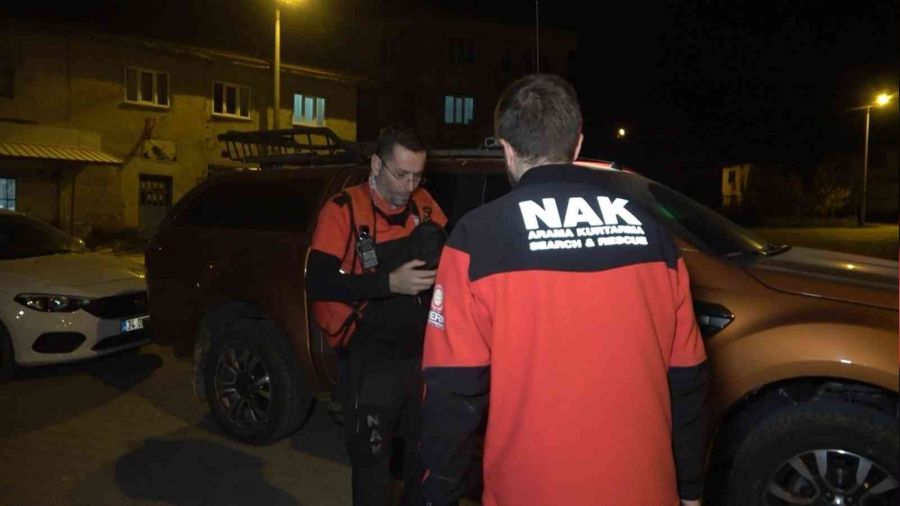 Bursa'da iki paraşütçü kayalıklarda mahsur kaldı