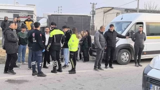 Bursa'da renci servisi otomobille arpt: 10 yaral