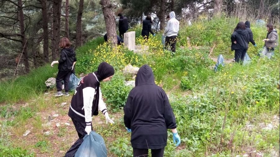Büyükler kirletti, çocuklar temizledi