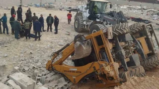 Çalışma sırasında yol çöktü: Devrilen kepçenin operatörü yaralandı