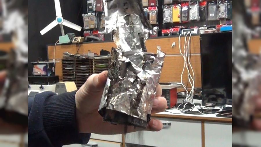 Cep telefonu bir anda alev aldı