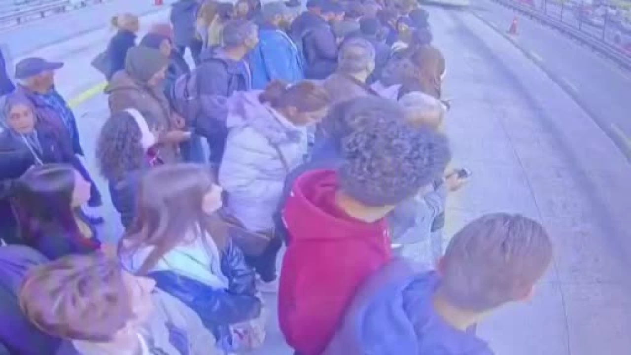 Cevizlibağ metrobüs durağında dehşet anı