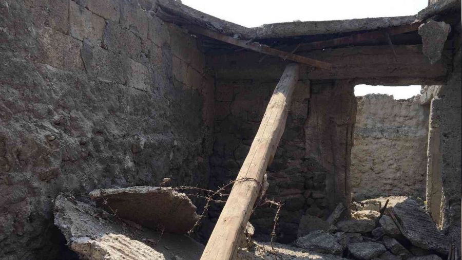 Çöken beton tavanın altında kalarak yaralandı