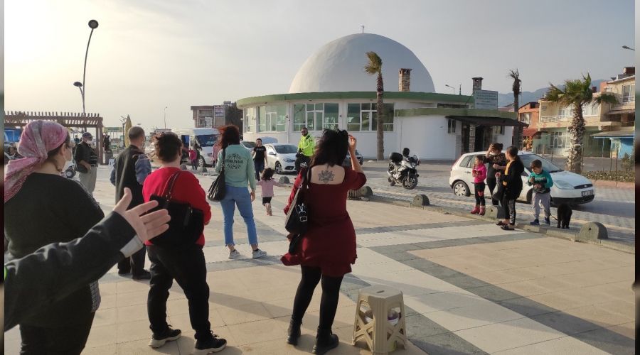 Denizde kaybolan çocuğu polisler buldu