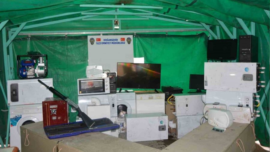 Deprem bölgesinde hırsızlık yapan 3 zanlı yakalandı