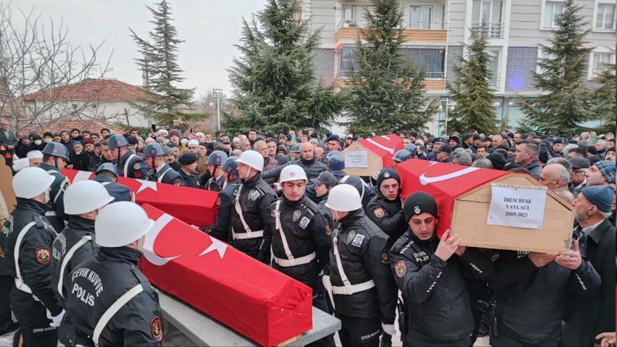 Depremde ölen aile Amasya'da defnedildi