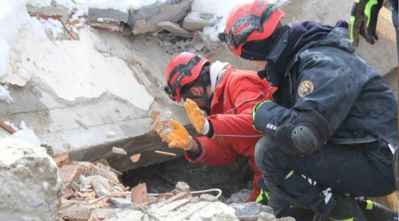 Dikkat! Enkazın altında hala hayat var