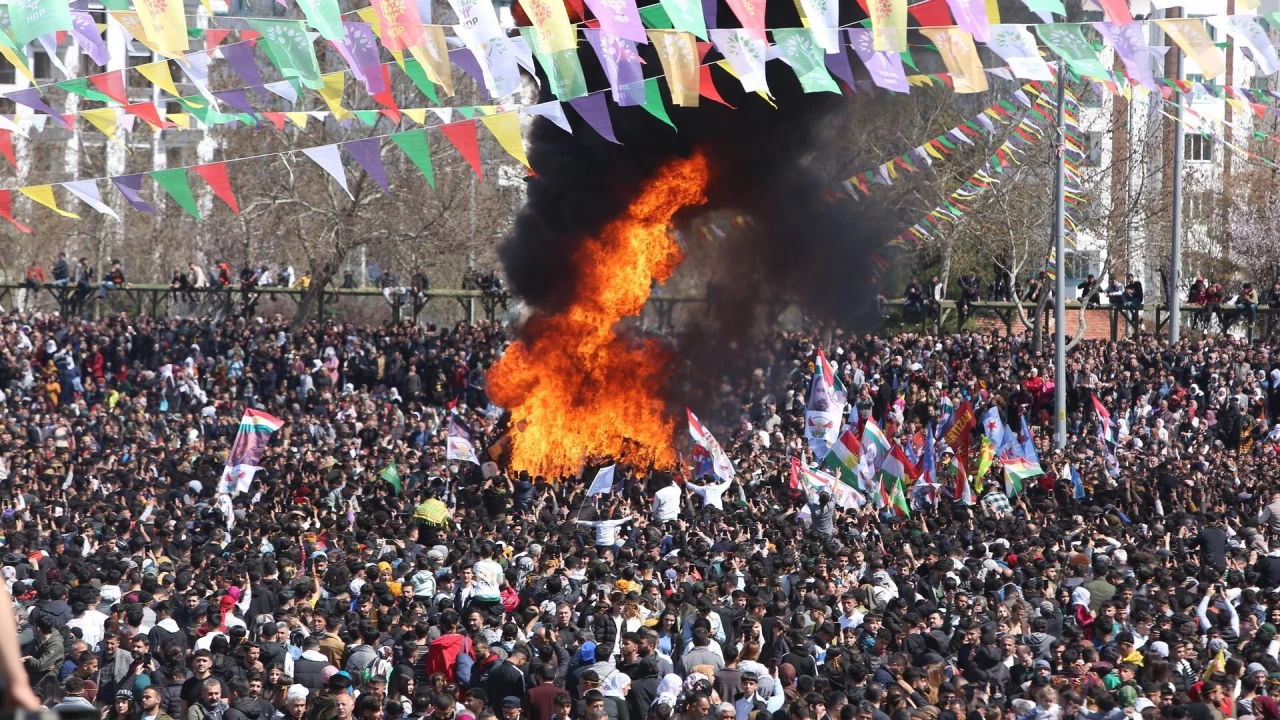 Diyarbakır Nevruz'unda 22 cep telefonu çalmışlar