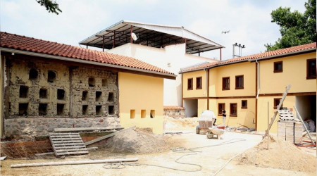Doğal peteklerden oluşan 100 yıllık arı evi yenileniyor