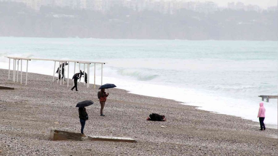 Dünyaca ünlü sahilin rengi değişti