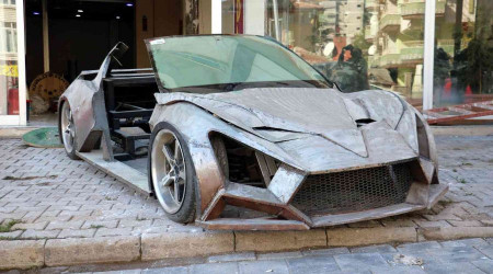 Duvarı kırıp kapıyı söktükten sonra çıkarabildiler