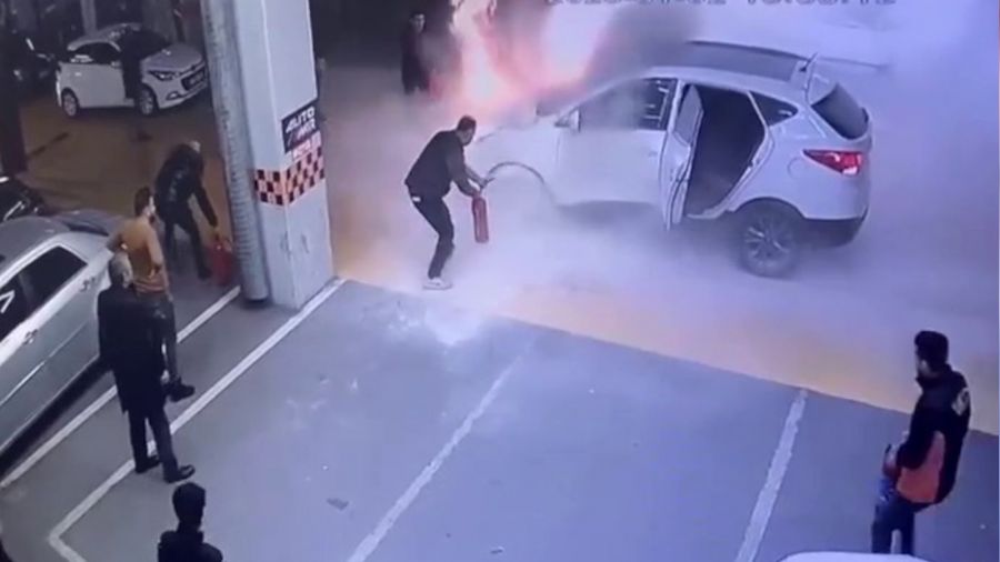 Ekspere getirilen arabanın motoru patladı, facianın eşiğinden dönüldü