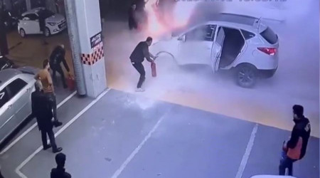 Ekspere getirilen arabanın motoru patladı, facianın eşiğinden dönüldü