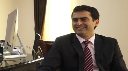 Ermeni Bakan'dan gazeteciye yumruk