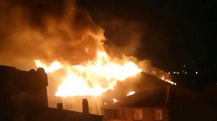 Esenler'de 5 katlı binanın çatı katı alev alev yandı