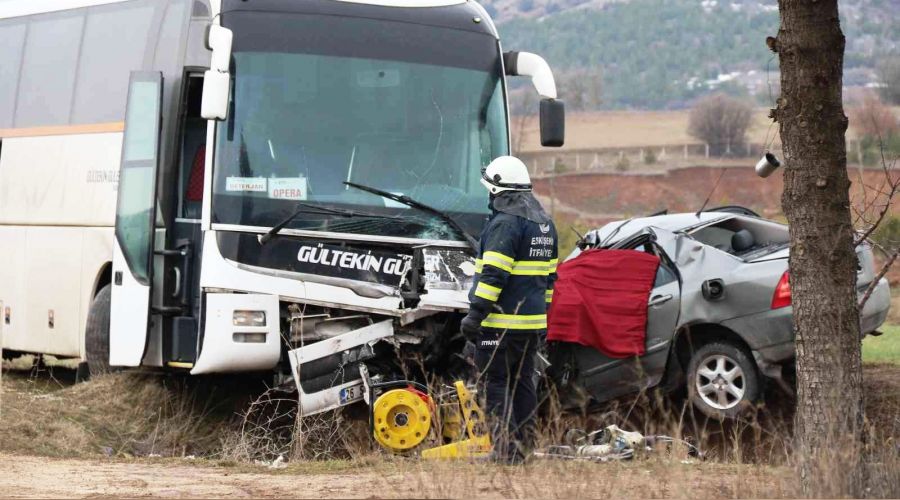Eskişehir'de feci kaza: 3 ölü, 3 yaralı